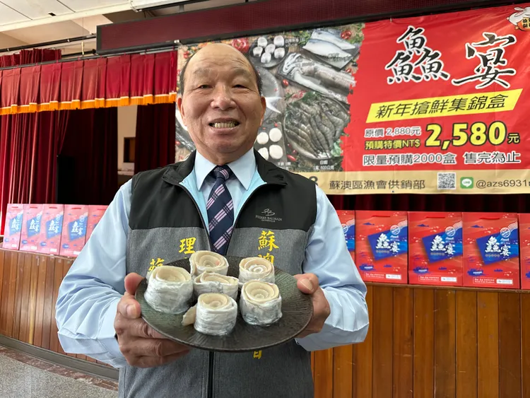 蔡源龍說，漁會將白帶魚加工製作成白帶魚卷，肉質細緻沒有魚刺，適合老人小孩品嚐。林泊志攝