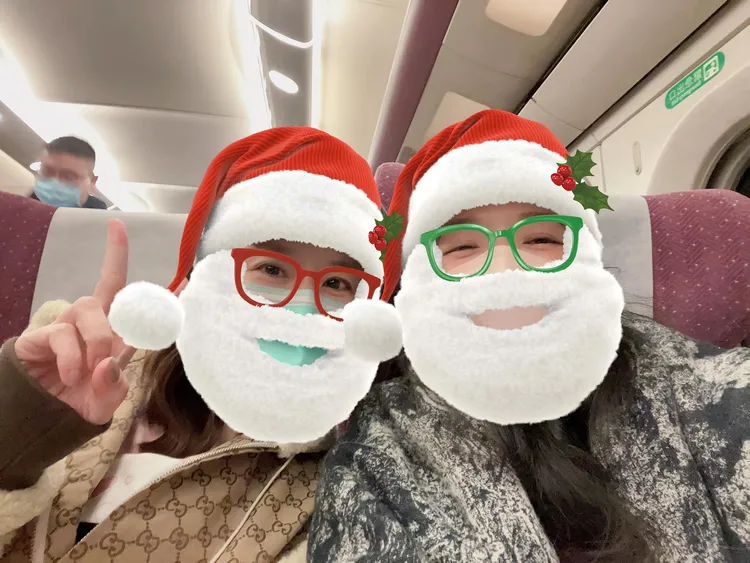 林心如（左）、舒淇在高鐵上合體自拍。翻攝舒淇臉書