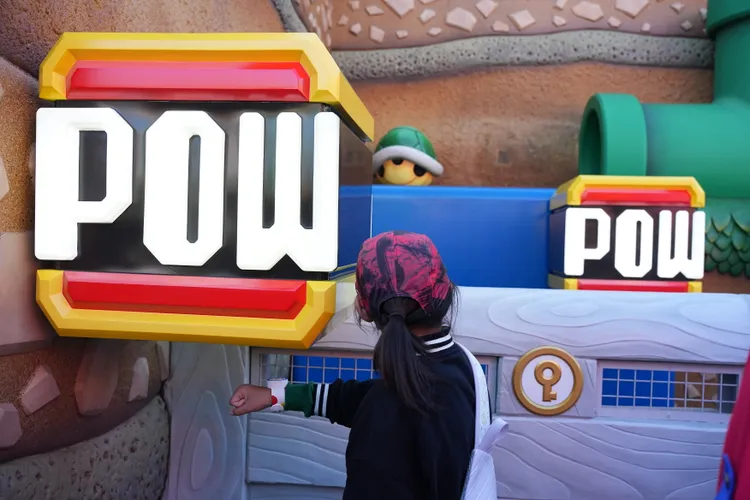 購買「能量提升手環」即可與園區內互動裝置互動玩樂。黃盈甄攝