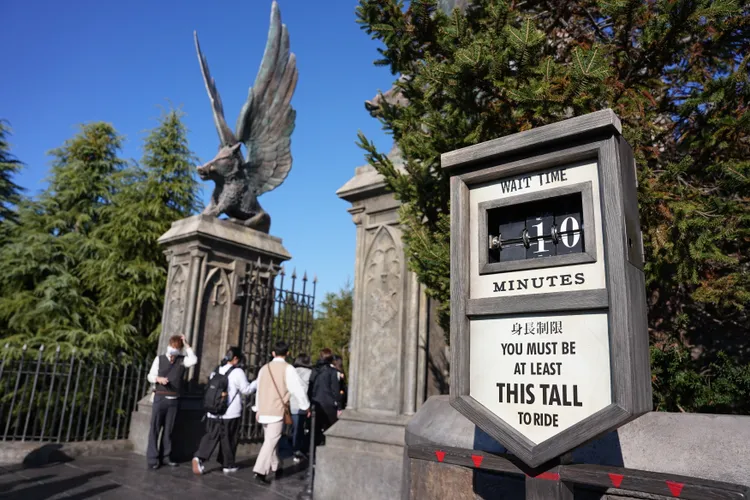 人氣設施「禁忌之旅」僅需排隊約10分鐘就可以玩到。黃盈甄攝