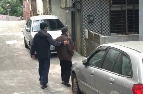 警方護送李男安全返家。翻攝畫面