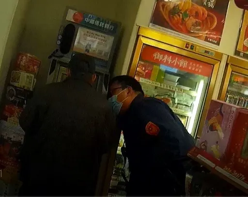 詐騙集團有新梗！看醫生要先匯款　男子ATM轉帳眼尖警及時攔阻