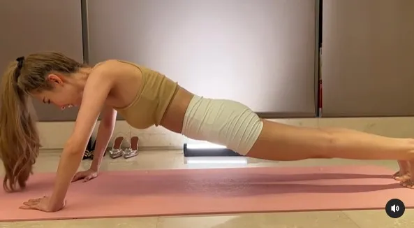 正妹挑戰運動，網友卻擔心地說「手掌應該在肩膀的正下方！」IG@alenababybaby 授權刊登