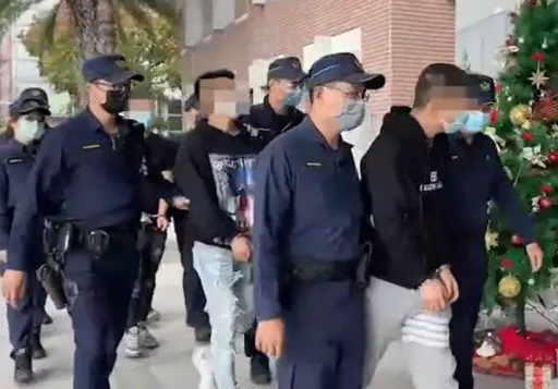 囂張！只是為了搭電梯　4煞狂毆2男大生警到場還在鬼叫