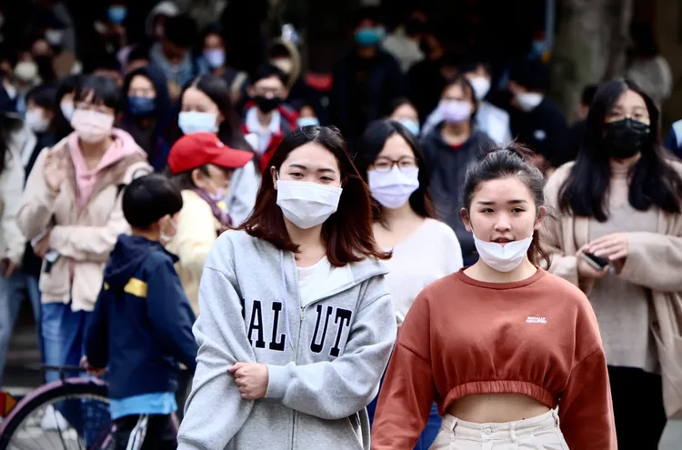 在無法保持社交距離等3大狀況，戶外仍建議配戴口罩。林林攝