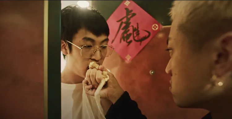 五木在MV中演繹行為暴走的外送員。奇洱文創提供