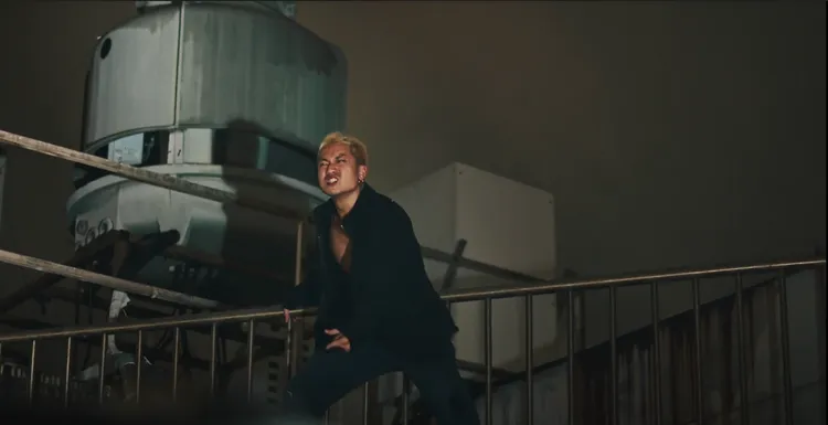 《阿姨請看路》一曲，歌詞闡述的是五木日常切身相關、實際遇過的事情。奇洱文創提供