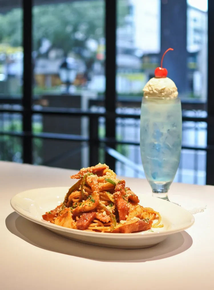 BELLINI Pasta Pasta與MOLINO餐廳推出日式拿坡里義大利麵及昭和風冰淇淋蘇打。業者提供