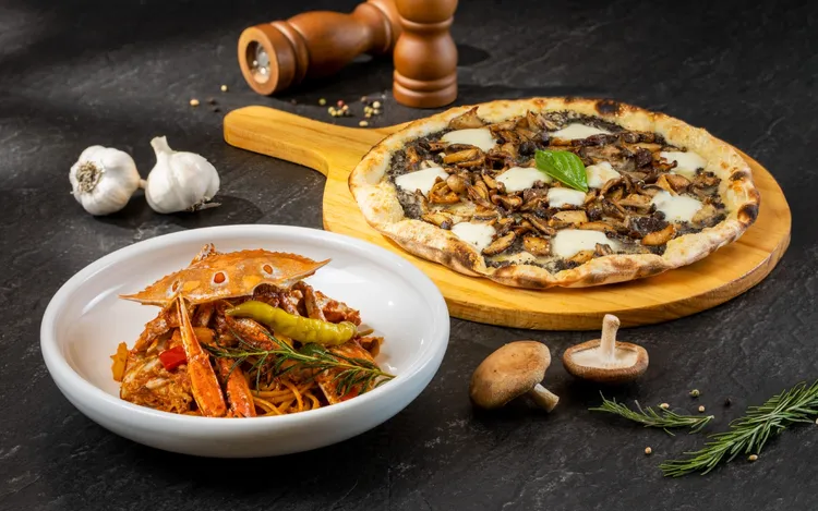BELLINI Pasta Pasta冬季新菜「蒜炒辣味番茄三點蟹手工扁平麵」、「黑松露菌菇起司比薩」。業者提供