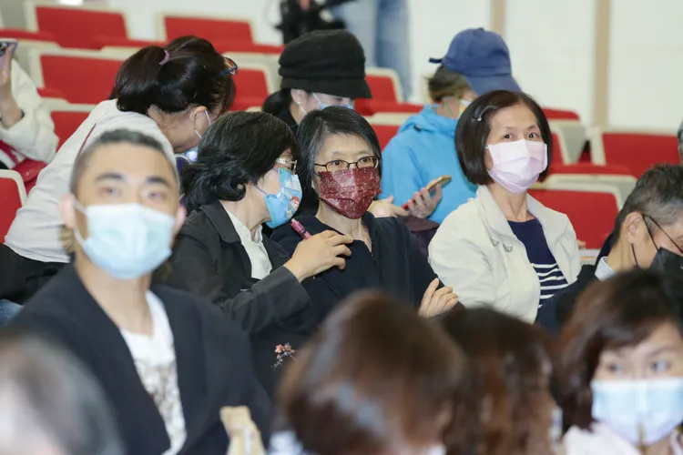 周美青（紅色口罩）悄悄現身林青霞新書座談會。朱世閎攝