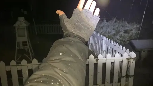 玉山氣溫晚間剩1度下起冰霰　持續15分鐘