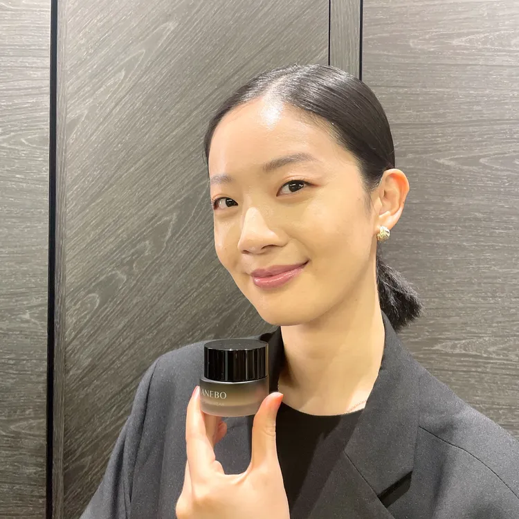 Model示範無瑕妍采活力肌粉霜。張家玲攝