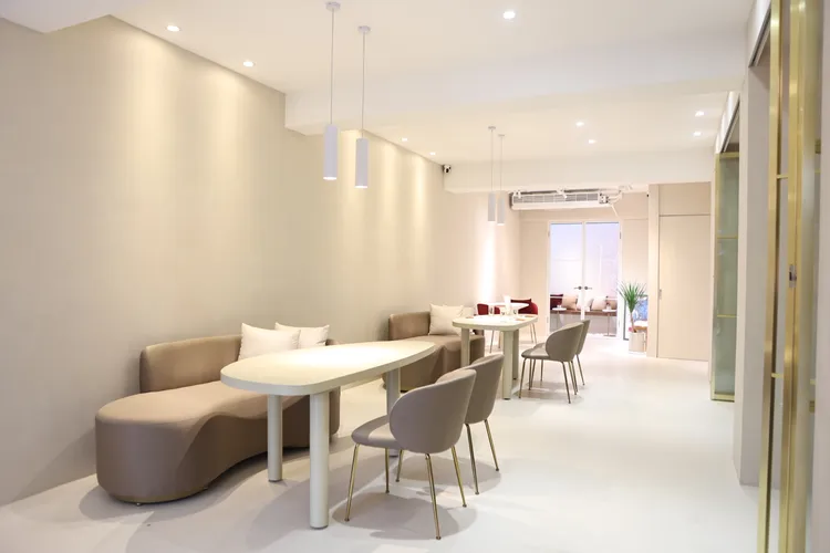 店面裝潢以粉色系為主，點綴金框，呈現低調奢華氛圍。翁玉信攝