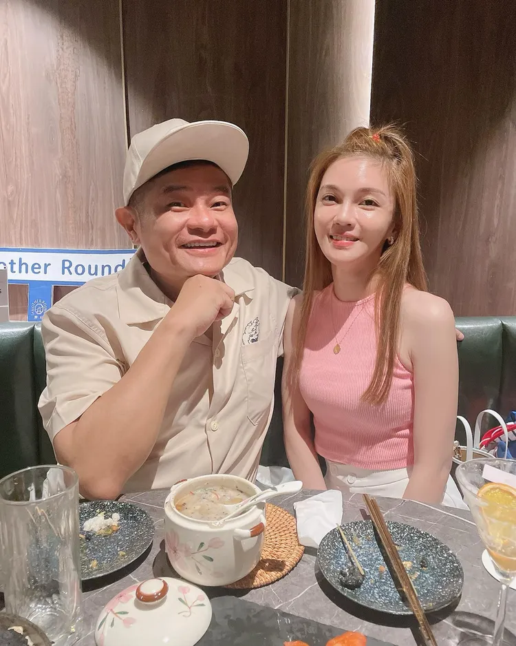 許效舜（左）和老婆小鐵結婚11年，感情依舊甜蜜。翻攝自許效舜臉書