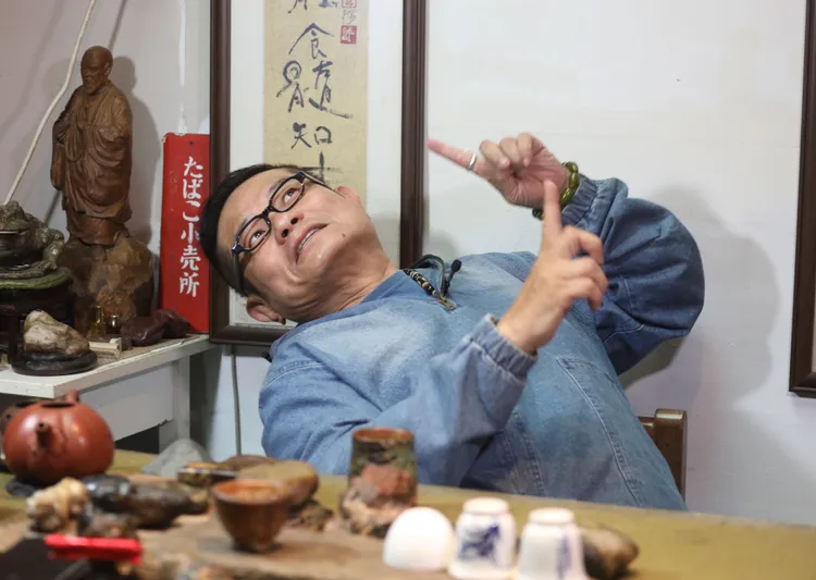 許效舜示範《駭客任務》經典下腰閃子彈橋段。陳明中攝