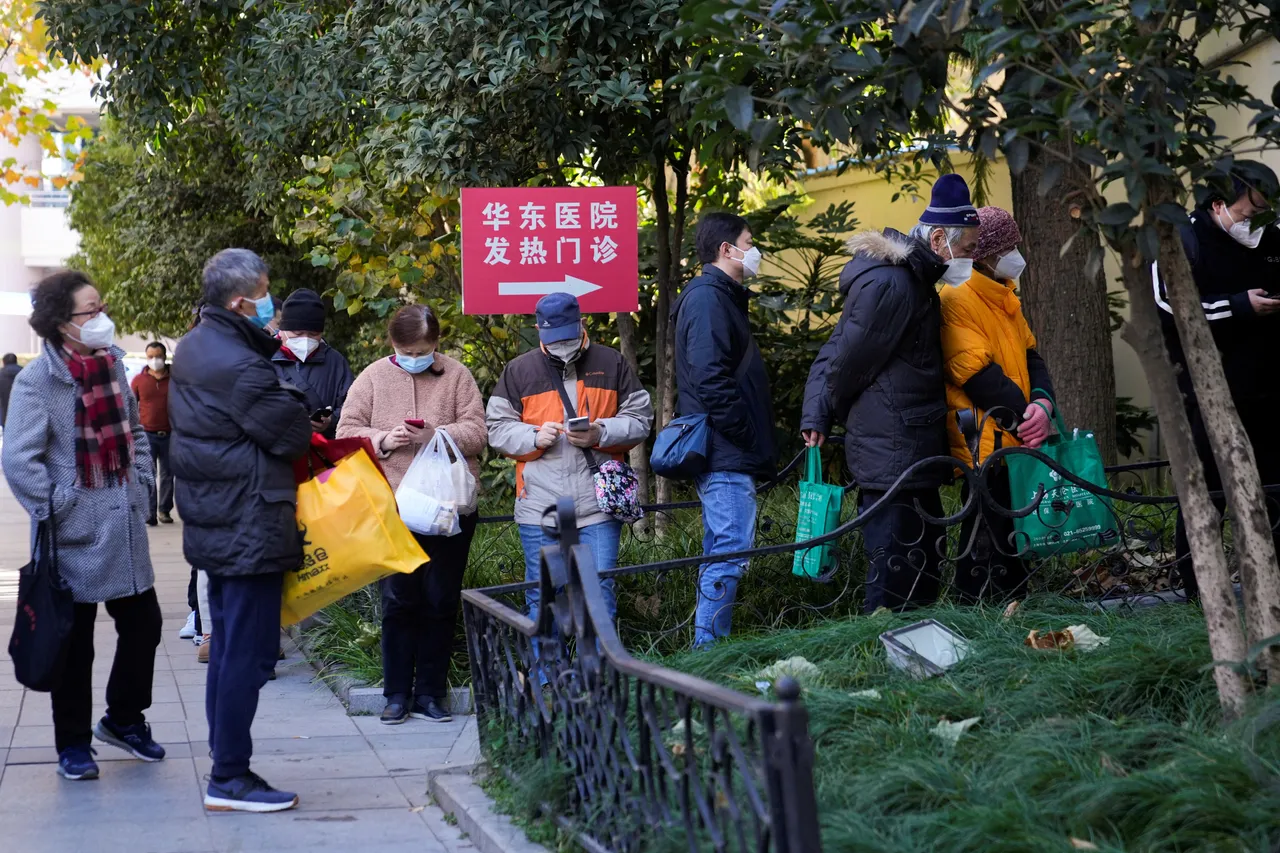 上海華東醫院發燒門診20日仍是大排長龍。路透社
