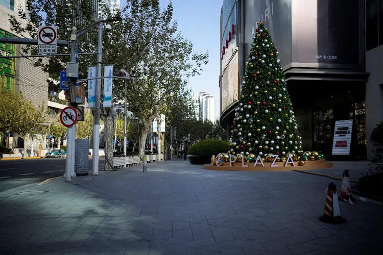 耶誕節腳步已近，上海街頭空有應景裝飾，人潮卻因疫情再度升溫而消失不見。路透社