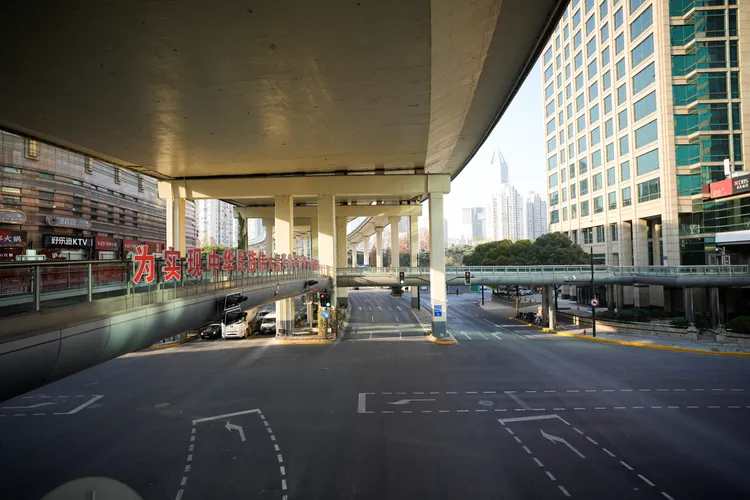 上海市街道22日車流稀少。路透社