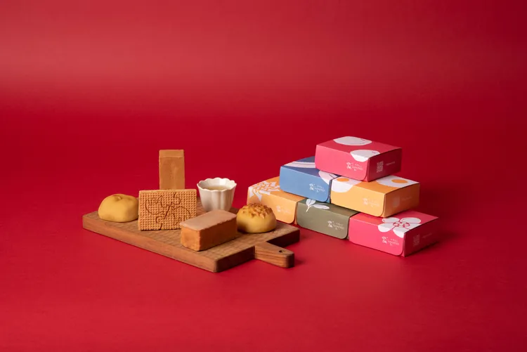 《微熱山丘》推出全新「六小福」禮盒，齊聚6款經典常溫商品組合，並賦予6種福氣含意，讓大家不僅可以選擇自己喜歡的甜點品嚐，同時又獲得最滿滿祝福。業者提供