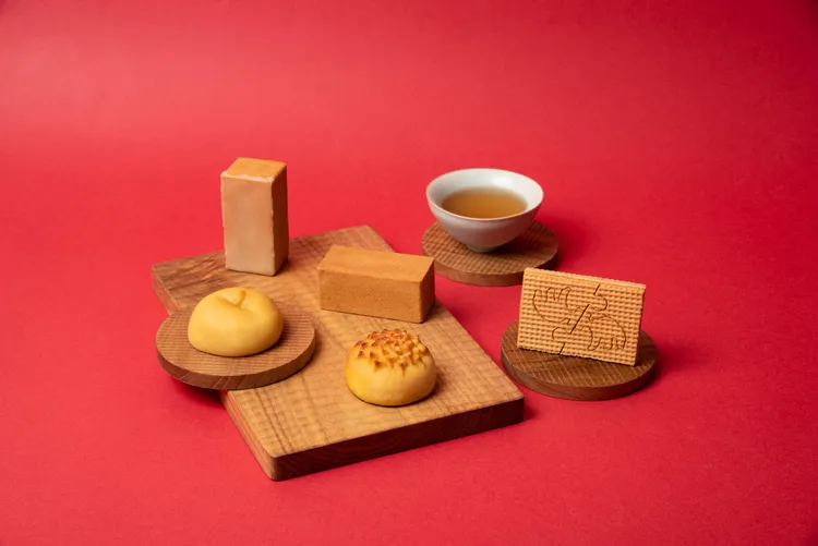 《微熱山丘》「六小福」禮盒內含鳳梨酥、蘋果酥、平安餅、旺來餅和山丘芭娜娜與紅玉紅茶。業者提供