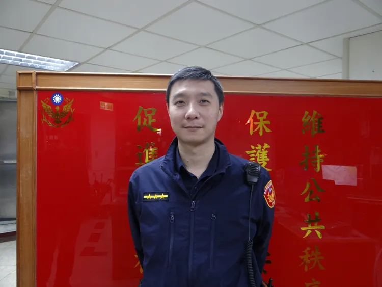 派出所警員賴證鈞細心替劉女找回丟失的雨傘。翻攝畫面