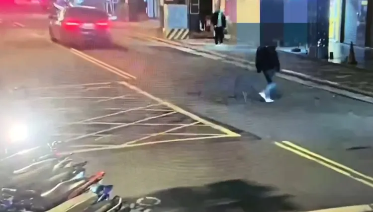 郭男至郵局提領現金。翻攝畫面