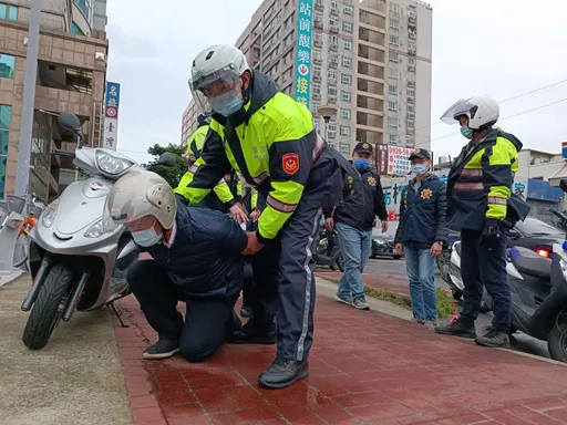 平鎮警防搶演練、阻詐宣導　讓民眾安心過好年
