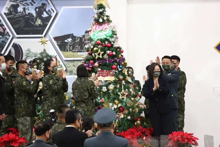 蔡英文總統寫下耶誕祈願卡，祝福國軍官兵「入新厝」。軍方提供