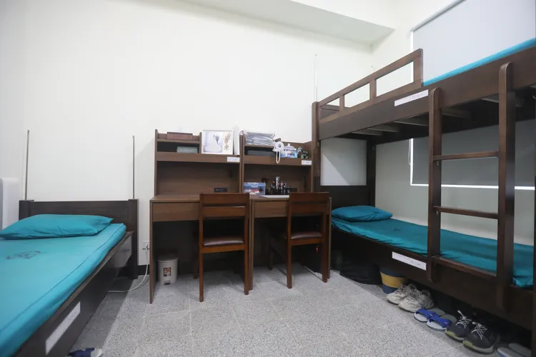 新建營舍一改過去「大通鋪」的型態，以套房式設計為主。羅琦文攝