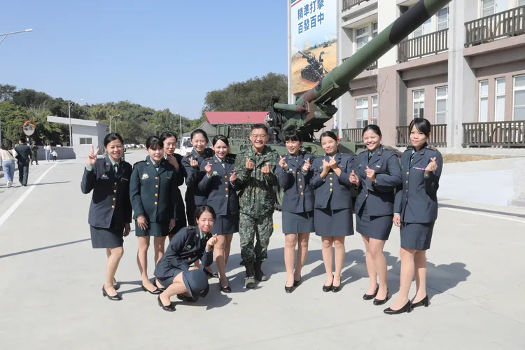 四三砲指部官兵開心「入新厝」。羅琦文攝