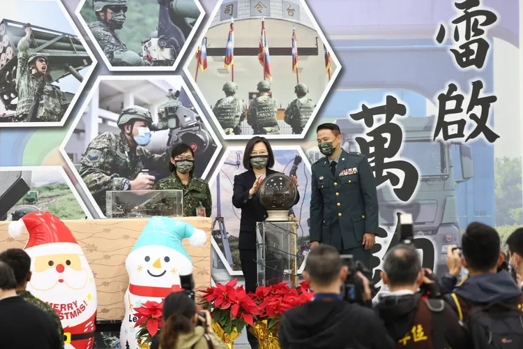 蔡英文總統表示，營區改建之後，將提供國軍更良好的生活環境，也落實「國軍保衛家園，政府照顧國軍」的承諾。軍方提供