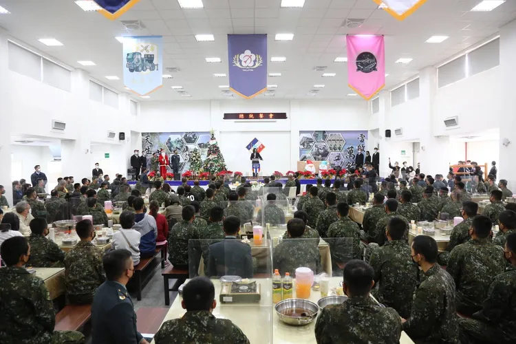 蔡英文總統與國軍共進午餐。軍方提供