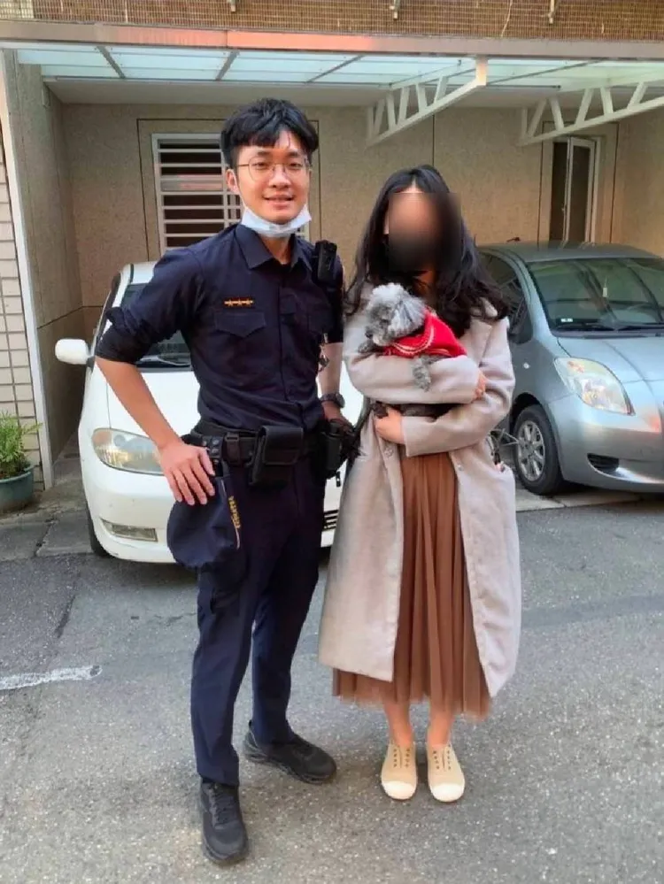 警方助陳女找回愛犬。翻攝畫面