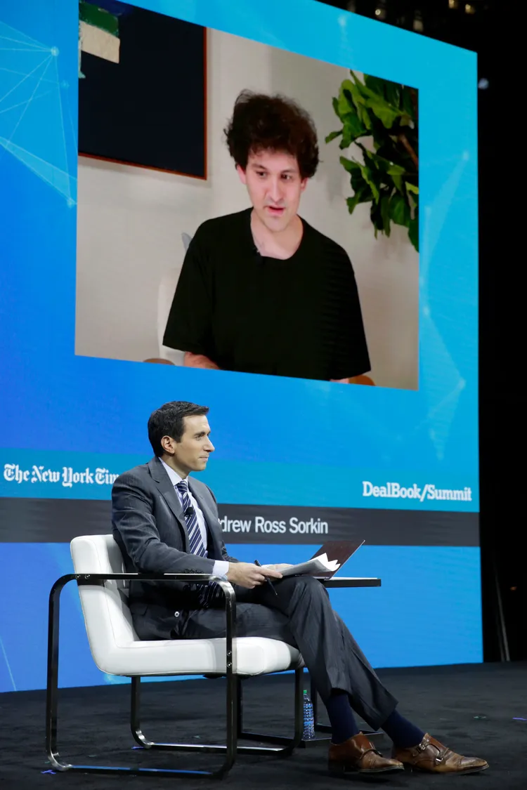 人在巴拿馬的SBF以遠距方式參加《紐約時報》「交易錄峰會」，接受主持人訪問。法新社