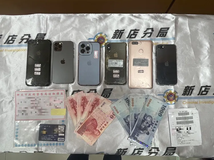 警方查扣證明取簿的交貨收據、嫌犯聯絡用手機及贓款等證物。警方提供