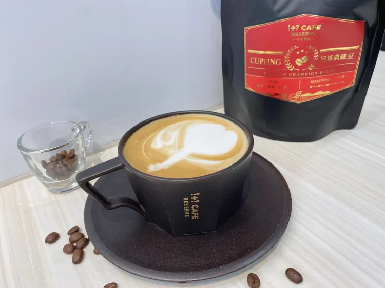 「!+? CAFE RESERVE不可思議咖啡」與WCE咖啡杯測賽冠軍合作研發3款Cupping冠軍咖啡系列飲品。業者提供