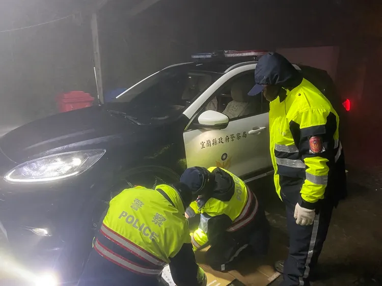 太平山派出所警員替警車裝雪鏈進行路檢。林管處提供