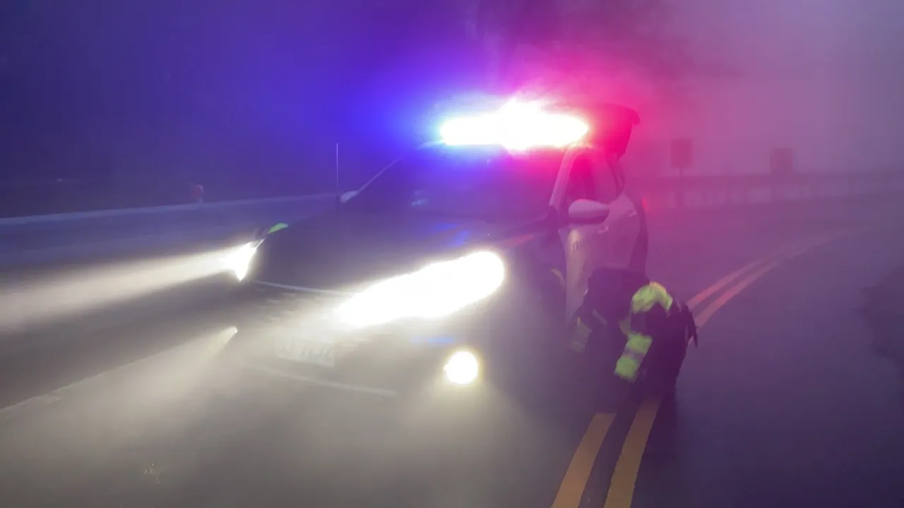 警方進行路檢。林管處提供