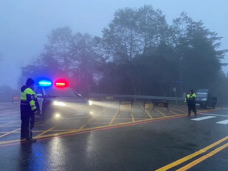 警方進行路檢。林管處提供