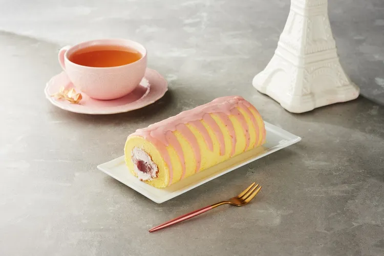 新品草莓蛋糕捲，售價120元。業者提供