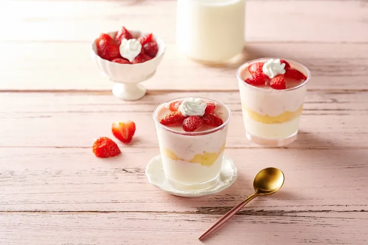 草莓慕斯杯，售價70元。業者提供