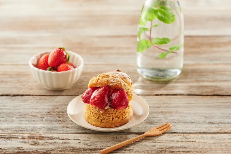 草莓泡芙，售價48元。業者提供