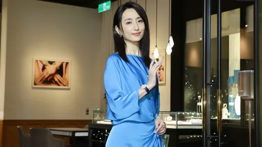 柯佳嬿交換禮物竟收「筊杯」　送農民曆完美反擊