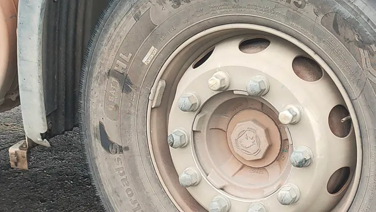 砂石車輪胎留下明顯擦撞痕跡。讀者提供