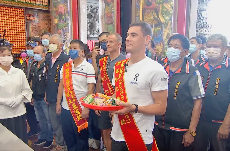 伊登入廟參拜還願。翻攝王惠美FB