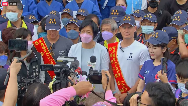 伊登(右，白衣男)開心在疫情過後，能有機會再度訪問台灣。攝自縣長王惠美FB