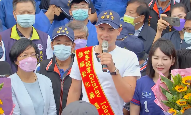 伊登致詞時用中文說「謝謝」。翻攝王惠美FB