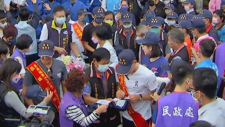 鄉親趁著訪問空檔熱情包圍伊登索簽名。攝自縣長王惠美FB