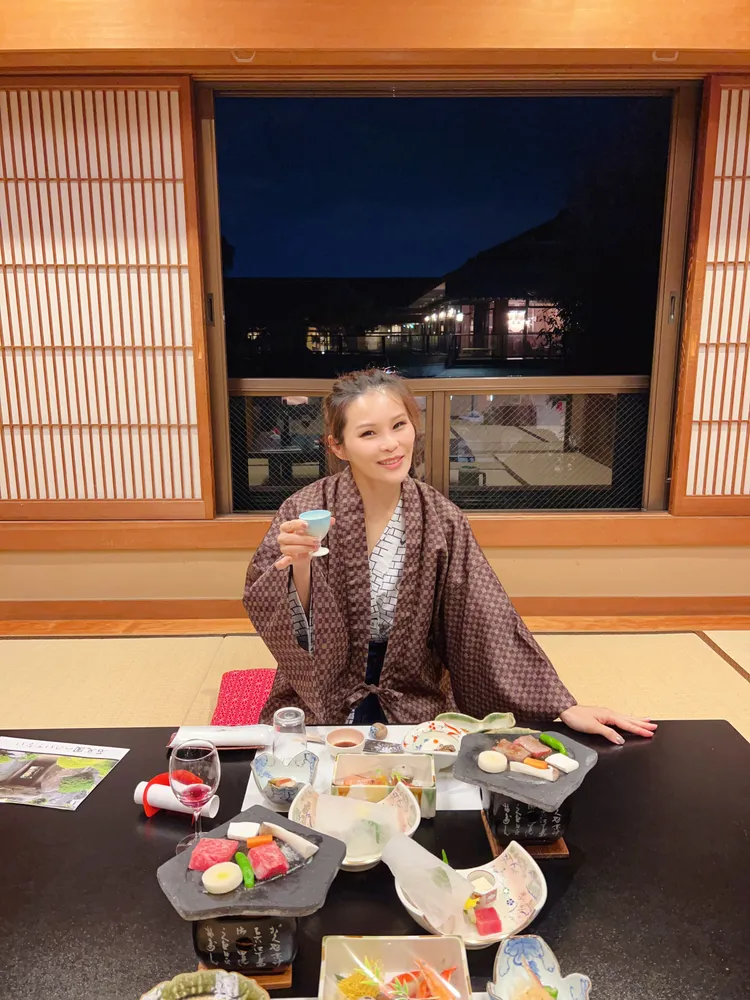 周蕙到日本泡湯享用高級料理。華研提供