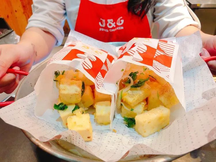 繼光香香雞12/28起於外送平台Ubereat、Foodpanda推出「塔香蘿蔔糕」跟「塔香百頁豆腐」買1送1。業者提供